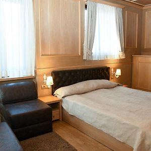Zimmer mit Kingsize-Bett